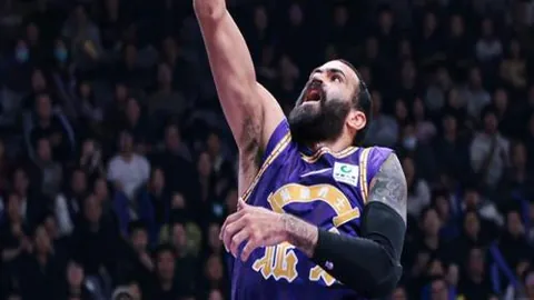 东契奇荣膺“名人堂级球星”赞誉，詹姆斯与队友同赏其卓越风采